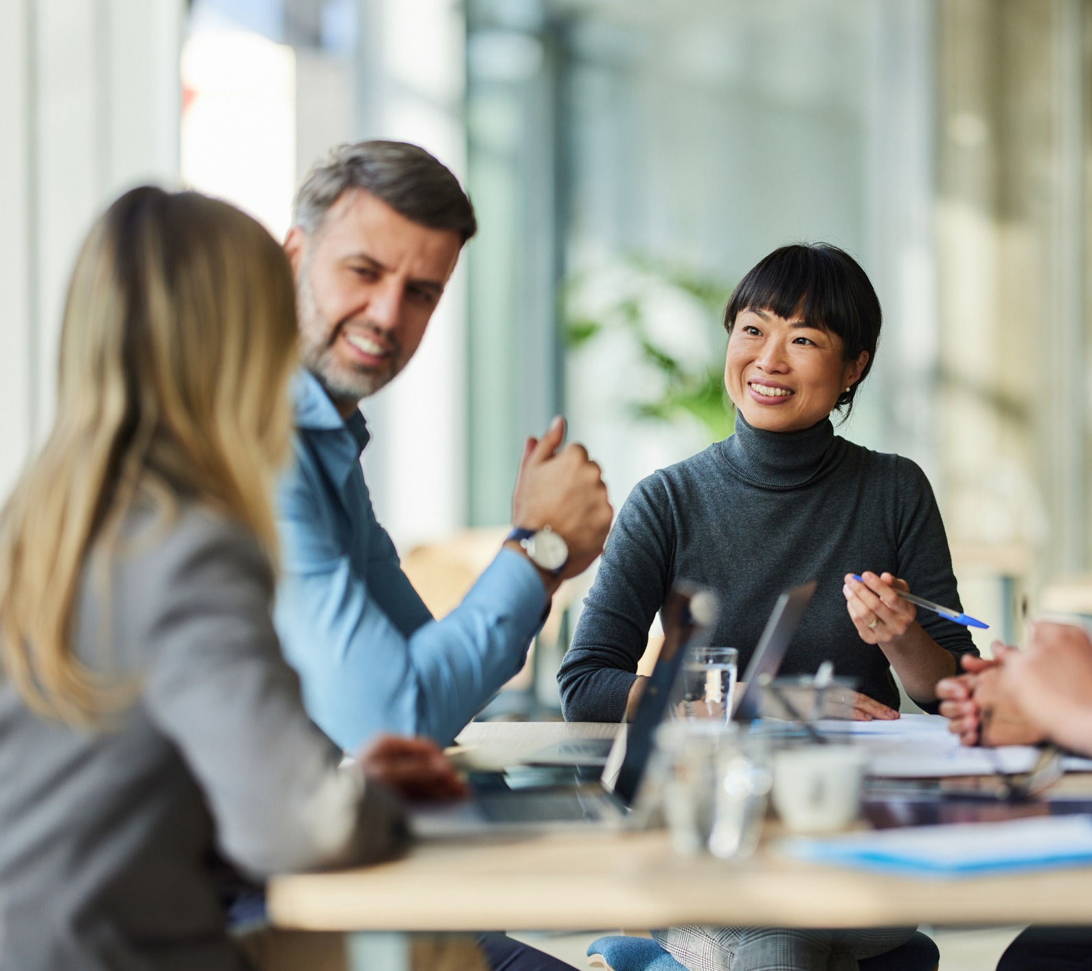Linguists smiling as they have a discussion.