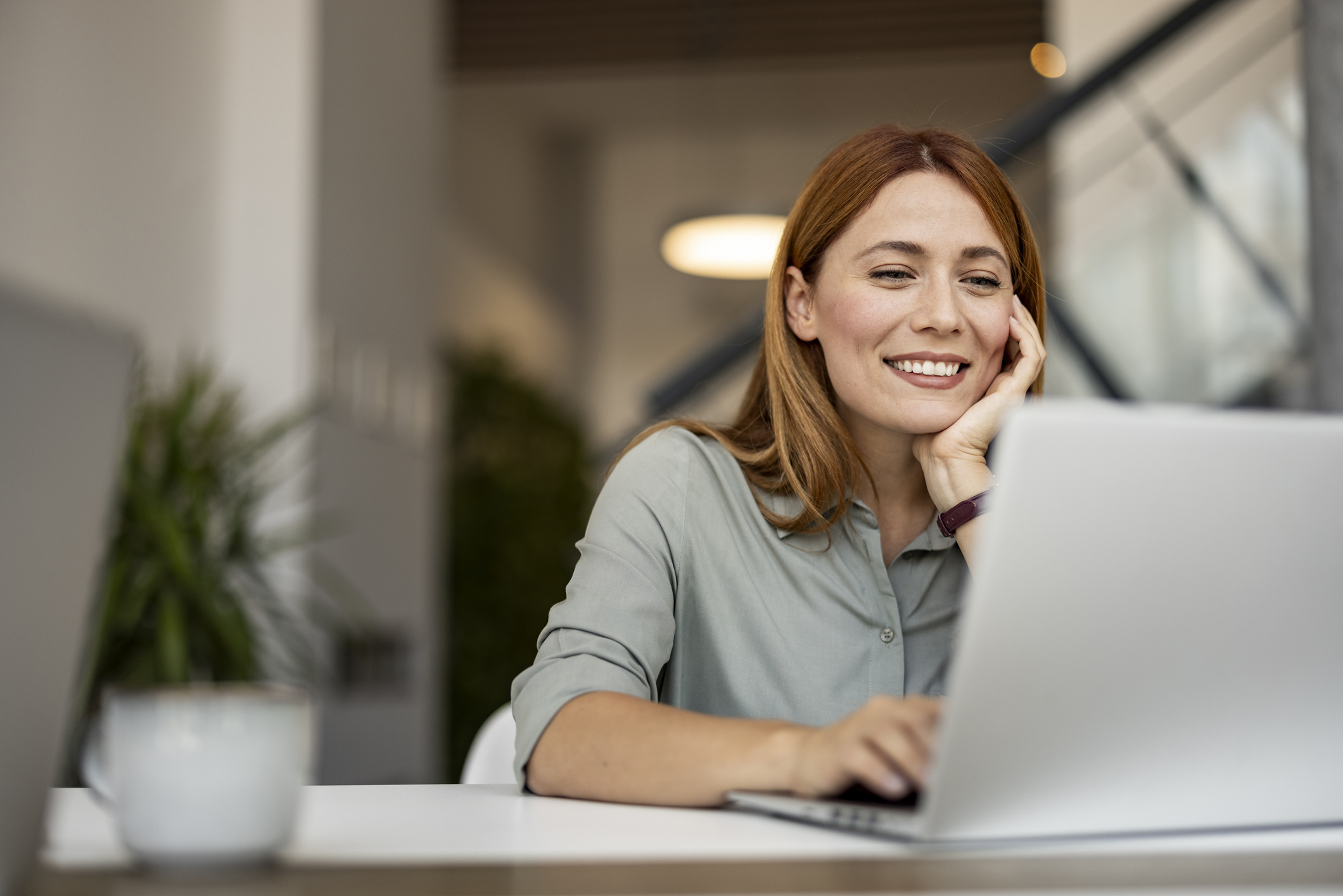 A customer smiles as she reviews a translated document